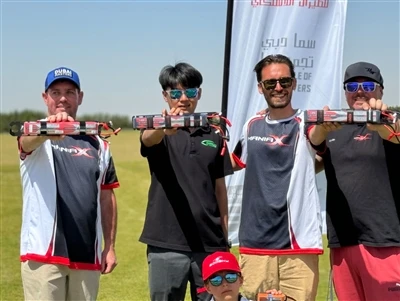 ManiaX-teampiloten wonen de Dubai RC Helis 3D Master Championship-wedstrijd v...